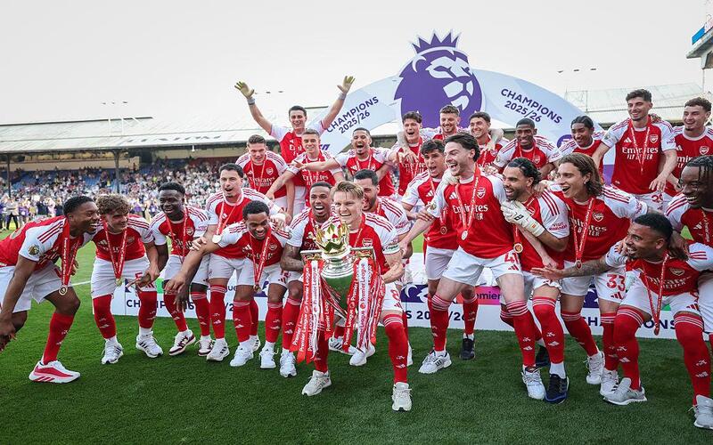 Mikel Arteta cùng Arsenal tận hưởng thành quả sau hành trình chinh phục Premier League mùa 2025/26