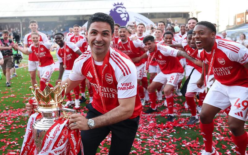 Hai thế hệ Arsenal vô địch Premier League ở những giai đoạn khác nhau của lịch sử câu lạc bộ