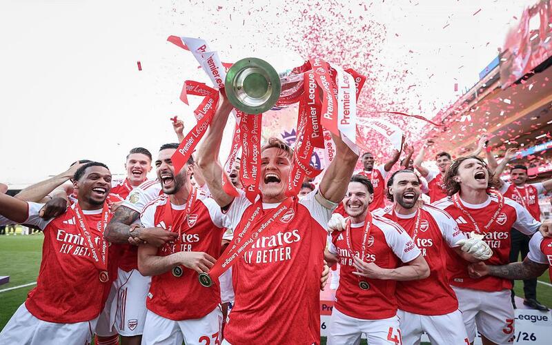 Arsenal nâng cao chiếc cúp Premier League sau khi khép lại mùa giải 2025/26 bằng chiến thắng trước Crystal Palace