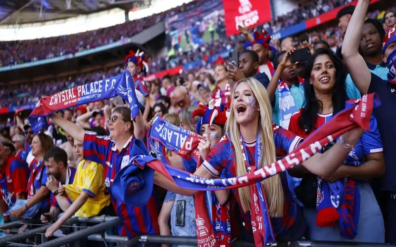 Người hâm mộ tạo nên bầu không khí đặc trưng tại các sân vận động Premier League.