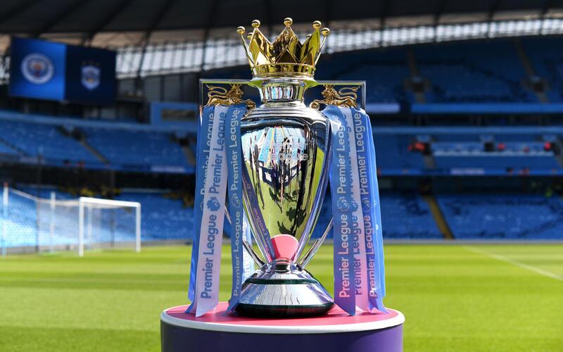 Chiếc cúp Premier League là biểu tượng danh giá của giải đấu hàng đầu nước Anh.
